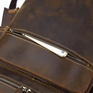 Zaino in pelle vista dettagliata con tasca frontale con zip, pelle marrone vintage.