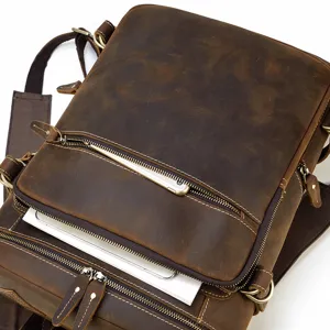 Vista dettagliata dello zaino vintage in pelle crazy horse da uomo con tasche multiple.