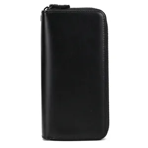 Detalle de una cartera larga con cremallera de piel negra para hombre, clásico estilo de negocios.