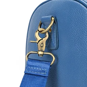 Detail shot showing durable alloy metal hook and sturdy blue strap connection of men leather travel bag.