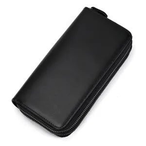 Cartera larga de cuero genuino para hombre en color negro con doble cremallera y correa de mano.