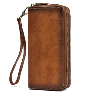 Primer plano de la cartera larga de hombre de cuero genuino con correa de muñeca.
