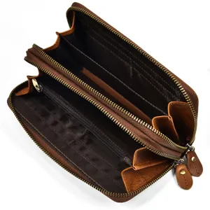 Vista detallada del interior de la cartera larga de cuero genuino para hombre.