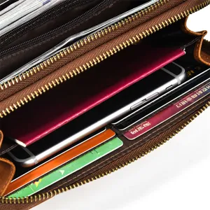 Detalle interior de billetera larga de cuero para hombre con ranuras para tarjetas.
