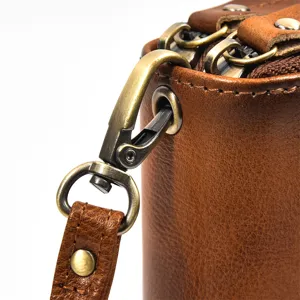 Detalle de primer plano cartera cuero genuino cierre metálico cremallera costura.