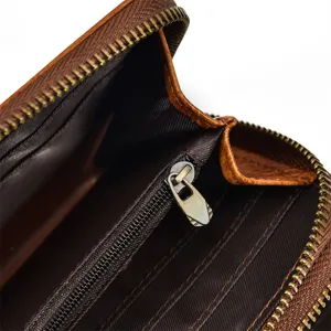 Cartera de cuero para hombre detalles interiores mostrando ranuras para tarjetas y cremallera.