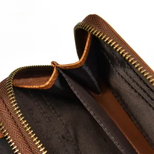 Primer plano de detalles interiores de la cartera de cuero para hombre con ranuras y cremalleras.
