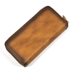 Billetera larga vintage de cuero para hombre con cremallera segura y estilo clásico elegante.