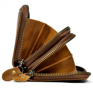 Vista detallada de billetera vintage de cuero genuino para hombre con cremalleras dobles.