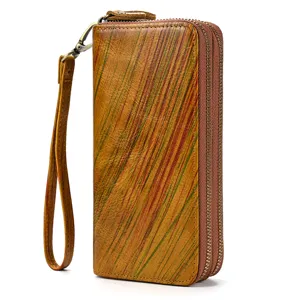 Detalle de billetera larga de cuero genuino vintage para hombre, doble cremallera y correa.
