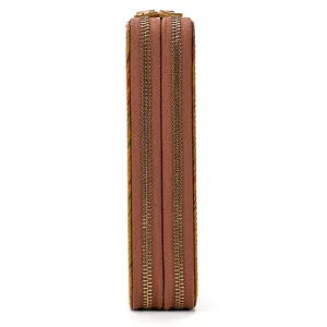 Vista detallada de la cartera de cuero para hombre con doble cremallera y perfil lateral.