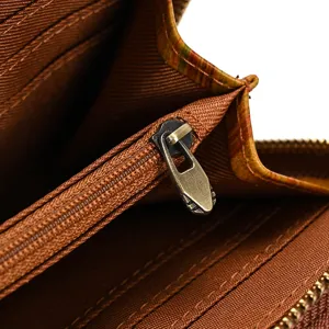Primer plano detallado del interior de cartera de cuero marrón para hombre con cremallera y tarjetero