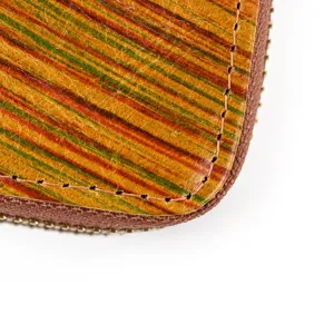 Detalle cercano de la textura de cartera de cuero vintage con cremallera y costuras finas.