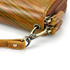 Detalle de cartera larga para hombre de cuero curtido vegetal con cremallera doble.