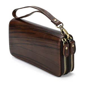 Cartera de cuero marrón para hombre con doble cremallera y correa de muñeca elegante.