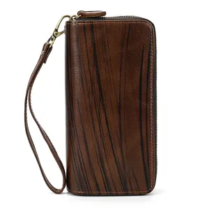 Vista detallada de cartera larga de cuero para hombre con efecto madera y correa de mano.