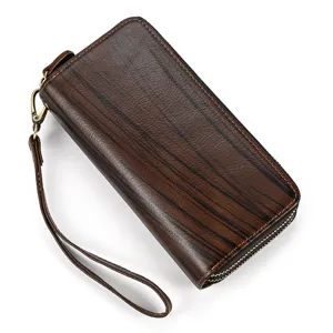 Detalle de cartera larga de cuero para hombre con textura de madera y doble cierre de cremallera.