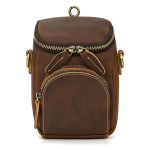 Detailaufnahme der Vintage-Ledertasche mit glatten Metallverschlüssen und feinen Nähten.