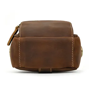 Detailansicht der Vintage-Gürteltasche aus echtem Leder mit robuster Naht und Metallbeschlägen.