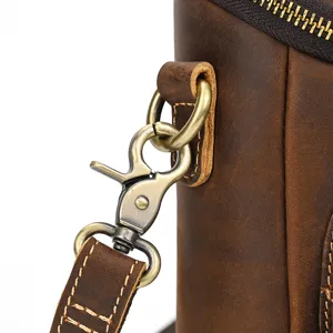 Nahaufnahme der Vintage-Taschenbeschläge aus Leder, mit Metallhaken und feinen Nähten.