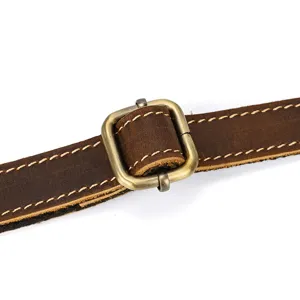 Detailansicht des Lederriemens mit antiker Metallschnalle und Ziernaht im Vintage Braun.