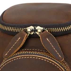 Nahaufnahme Detail von Vintage echtem Crazy Horse Leder Tasche Reißverschluss Textur.