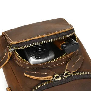 Detailaufnahme der Vintage-Rindsleder-Bauchtasche mit feinen Nähten und Reißverschlusstasche.