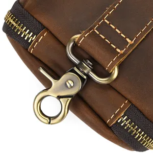 Vintage Echtleder Hüfttasche Detailansicht mit robuster Metallschnalle und Reißverschluss.