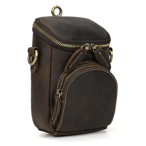 Nahaufnahme der retro braunen Crazy Horse Leder-Gürteltasche mit Metallreißverschlüssen.