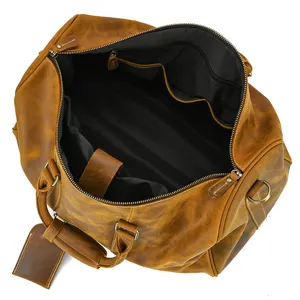 Vue détaillée de l'intérieur et de la doublure du grand sac de voyage en cuir vintage.