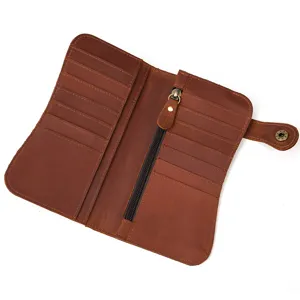 Détail de portefeuille long en cuir marron, doté de fentes multiples et d'une poche zippée.