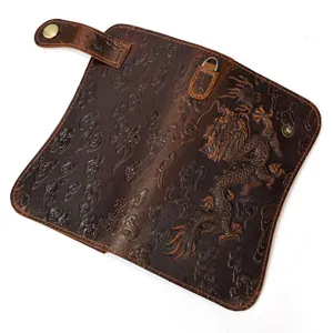 Vue détaillée du long portefeuille en cuir crazy horse véritable avec motif de dragon.