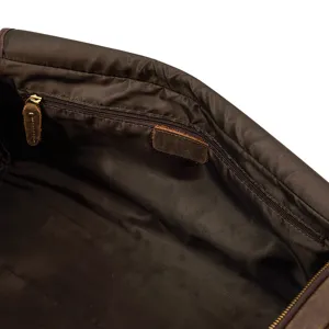 Vista dettagliata dell'interno della borsa da viaggio in pelle retro con tasca zip.
