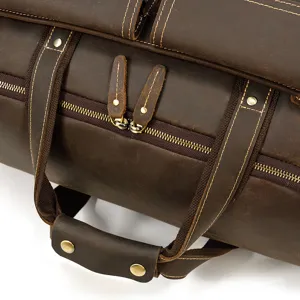 Primo piano della borsa da viaggio in pelle vintage crazy horse con robuste cerniere in