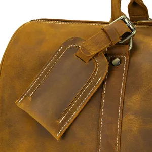 Sac de voyage marron en cuir de cheval fou, vue détaillée montrant une texture vintage unique.