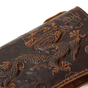 Gros plan détaillé du motif dragon en cuir véritable montrant une texture exquise.