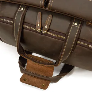 Primo piano del manico e dei dettagli robusti della cerniera della borsa da viaggio in pelle.