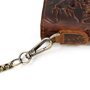 Gros plan détail du portefeuille long homme en cuir vintage avec beau motif dragon.