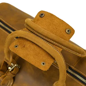 Détail de sac de voyage vintage en cuir de cheval fou, bagage week-end en cuir bovin.