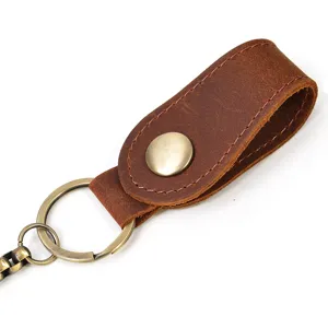 Vue détaillée d'une boucle de ceinture en cuir véritable avec bouton-pression en bronze.