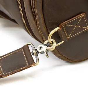 Borsa da viaggio vintage in pelle cavallo pazzo dettaglio ferramenta metallica primo piano.