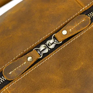 Gros plan détaillé de la fermeture éclair et des coutures d'un sac de voyage en cuir.