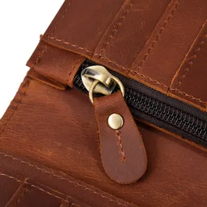 Gros plan détail du portefeuille en cuir de cheval fou véritable avec fermeture éclair et fentes.