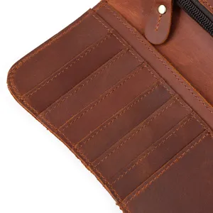 Détail intérieur de portefeuille long en cuir véritable avec plusieurs fentes pour cartes.
