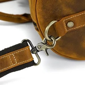 Sac de voyage en cuir détail fermoir en métal gros plan quincaillerie rétro sangle accessoire