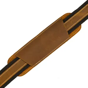 Vue rapprochée de la sangle en cuir vintage avec sangle noire et élégantes coutures blanches.