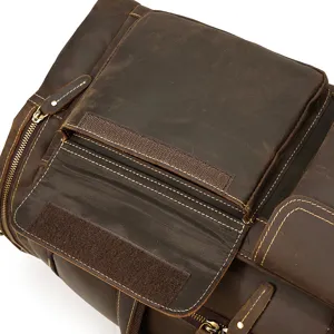 Primo piano dei dettagli della borsa da viaggio in pelle con tasca frontale e chiusura in velcro.