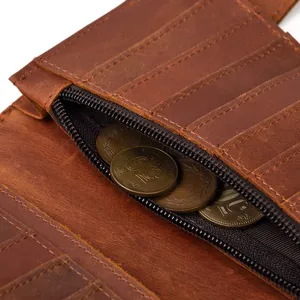 Vue détaillée d'un portefeuille long en cuir marron vintage avec emplacements pour cartes et monnaie.