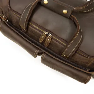 Dettaglio ravvicinato della borsa da viaggio in pelle vintage con robusta cerniera.