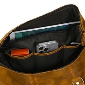 Détail intérieur montrant de multiples poches et une grande capacité du sac de voyage en cuir.